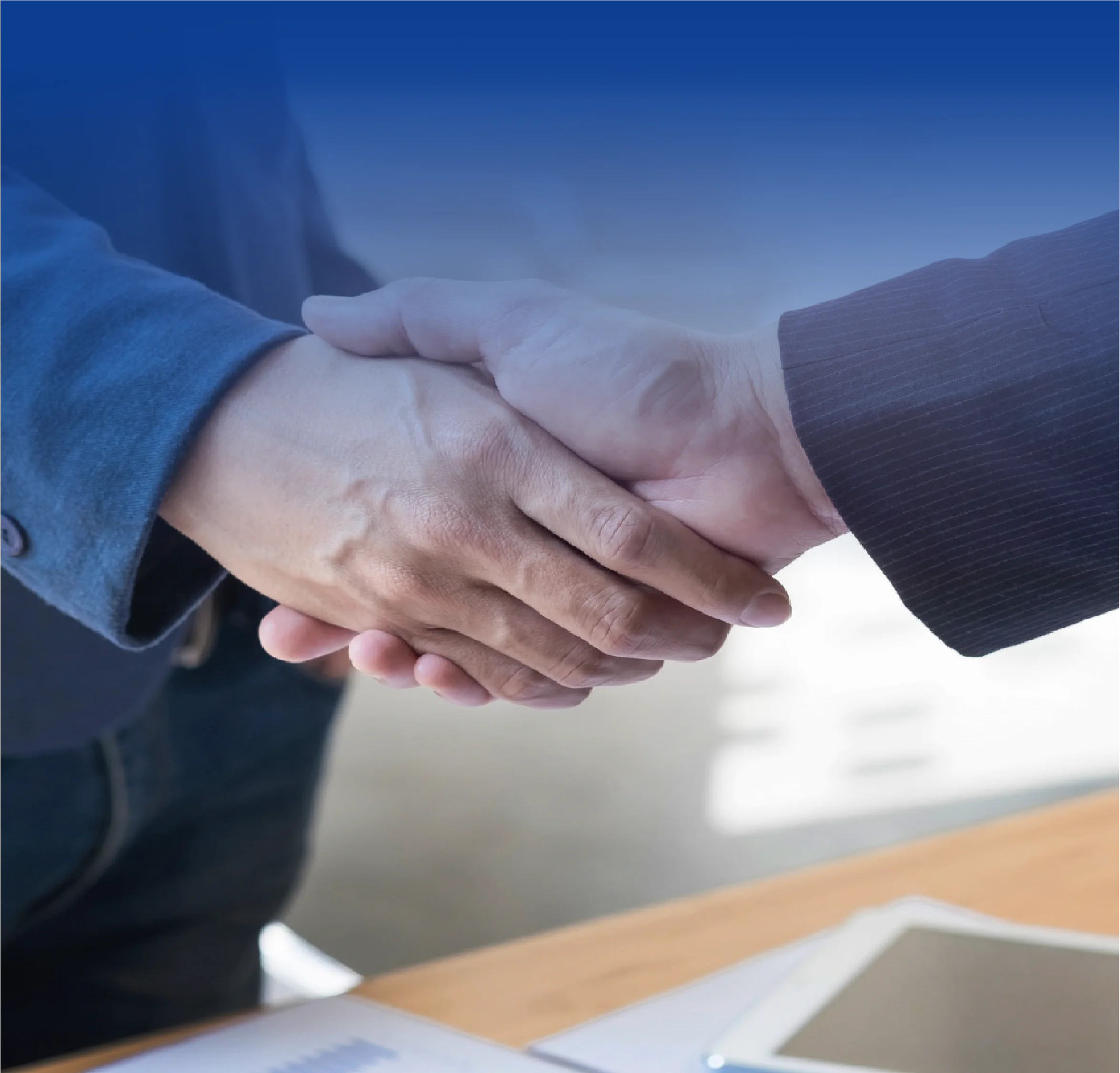 Imagen de saludo de manos entre un cliente y un representante de GovPay Recovery PR